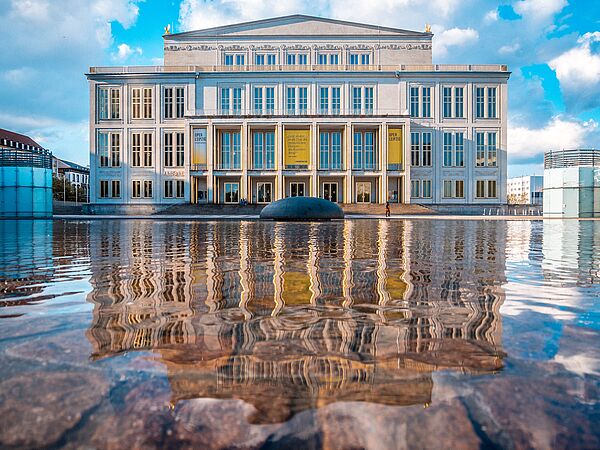 Die Oper Leipzig (Bild: Dirk Pohlers, Unsplash) Die Oper Leipzig (Bild: Dirk Pohlers, Unsplash)