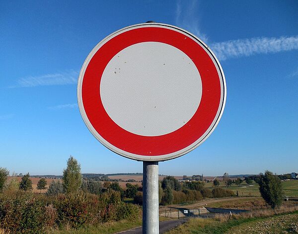 Schmuckfoto Verkehrsschild Durchfahrt verboten