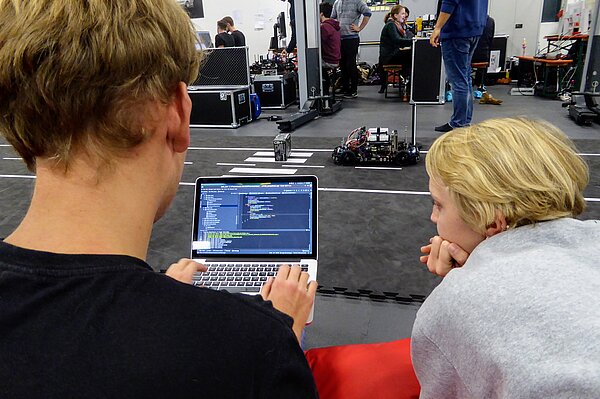 Nick Fahrendorff und Lina Peters vom Team HTWK Smart Driving haben während des Vorausscheids alles unter Kontrolle. (Foto: Fabian Freihube/Team HTWK Smart Driving).