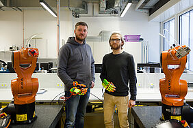 Die Maschinenbau-Studenten Frank Schmidt und Michael Sanne im Robotiklabor.