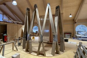 Blick in Werkhalle während des Aufbaus, Holzbalken und Knoten sind bereits verbaut