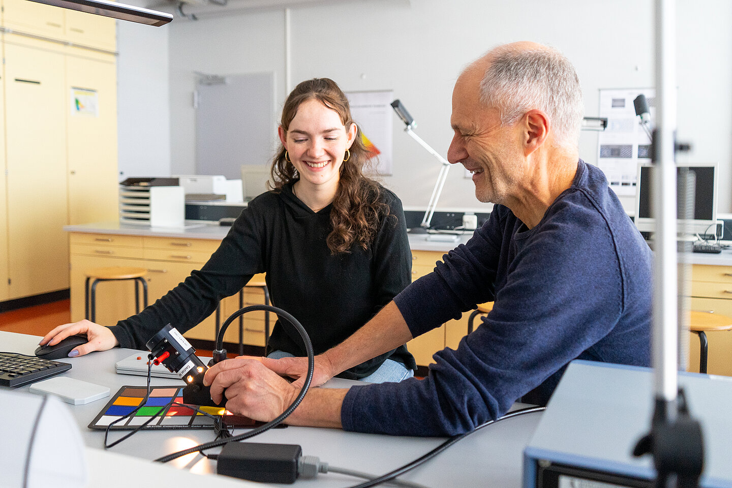 Nicklaus Weickhardt zwei Personen mit einer Farbkarte in einem Labor