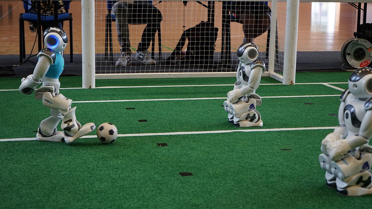 humanoider Roboter spielt Fußball