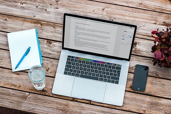 Laptop und Smartphone