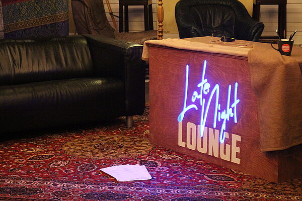 Die Kulisse der Late Night Lounge: zu sehen sind das Sofa und der Tisch der Moderatorin