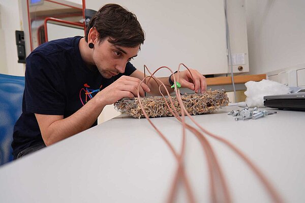 Ein Mann vermisst ein Torfmoos