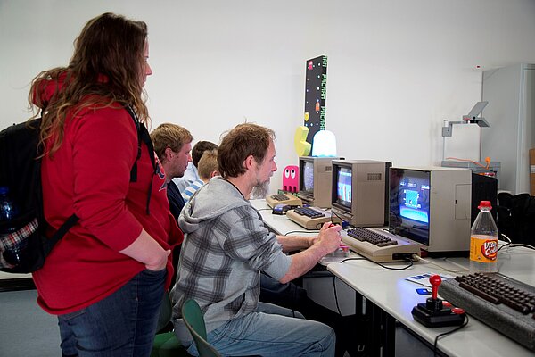 11. Computerspielenacht Besucher der Computerspielenacht spielen an aufgestellten Computern