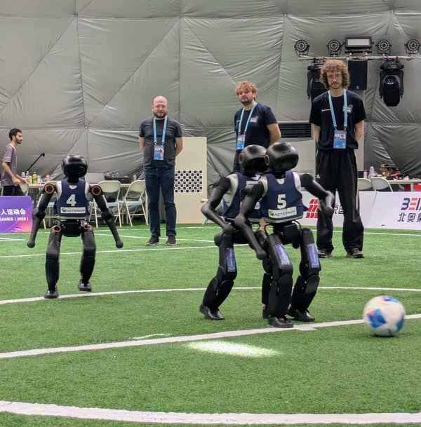 Die Trainer sind auch hier immer am Spielfeldrand und beobachten das Verhalten ihrer Spieler. (Foto: HTWK Robots) Humanoide Roboter spielen Fußball und Menschen schauen zu