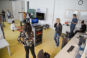 Schauspieler und Kamerateam drehen in einem Laborraum des Nieper-Baus