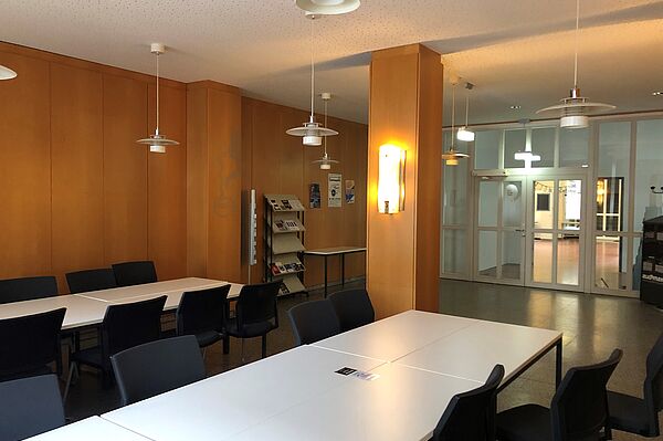 leerer Raum mit Tischen