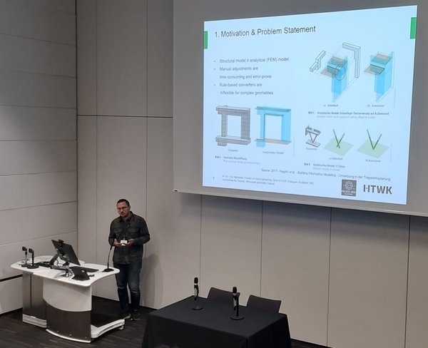 Dieses Bild zeigt Promotionsstudent Toni Nabrotzky auf dem EG-ICE in Glasgow mit seiner Forschungsfrage