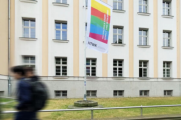 bunte Flagge am Haus