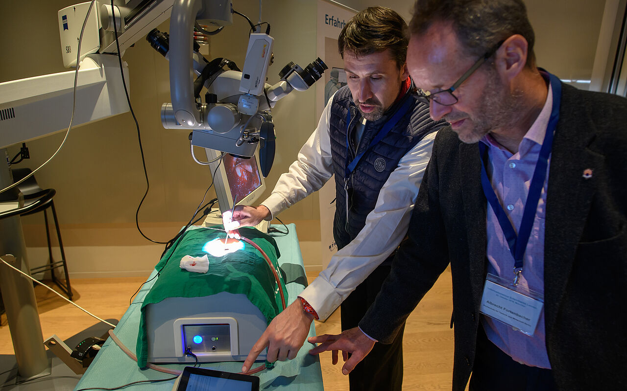 Wissenschaftler der HTWK Leipzig zeigen ein Lernsystem, das Ärzte vom Medizinstudium über die gesamte Facharztausbildung begleiten soll. (Foto: Jörg Koch)