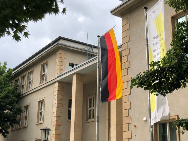 Deutschlandfahne weht vor dem Trefftz-Bau