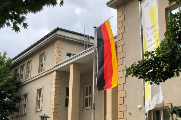 Deutschlandfahne weht vor dem Trefftz-Bau