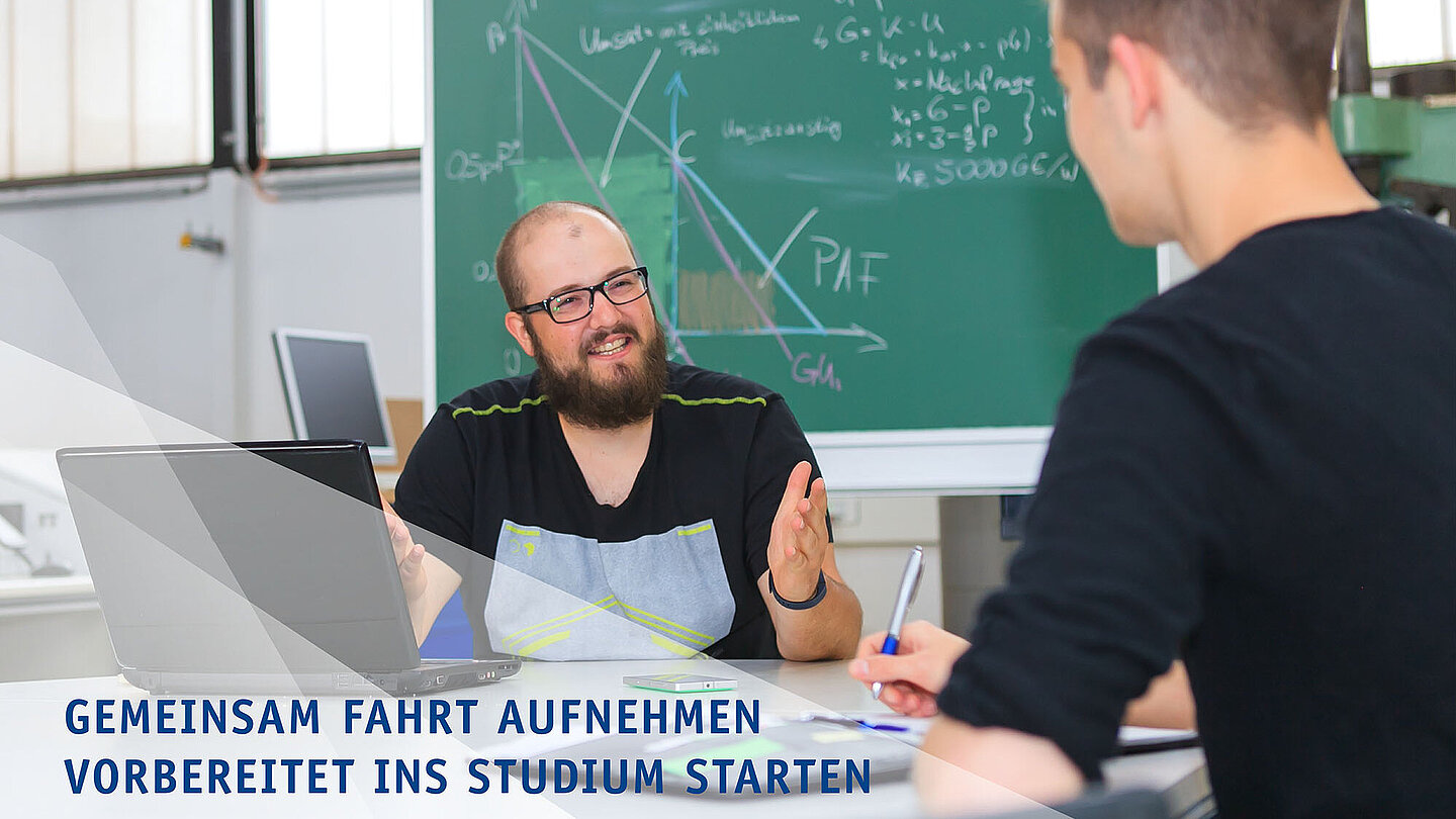 Zwei Personen in einer entspannten Lehrsituation und die Aufschrift "Gemeinsam Fahrt aufnehmen, vorbereitet ins Studium starten"