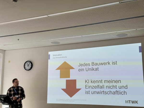 Dieses Bild zeigt Toni Nabrotzky während seines Vortrages zum Thema Generativer KI im Bauwesen