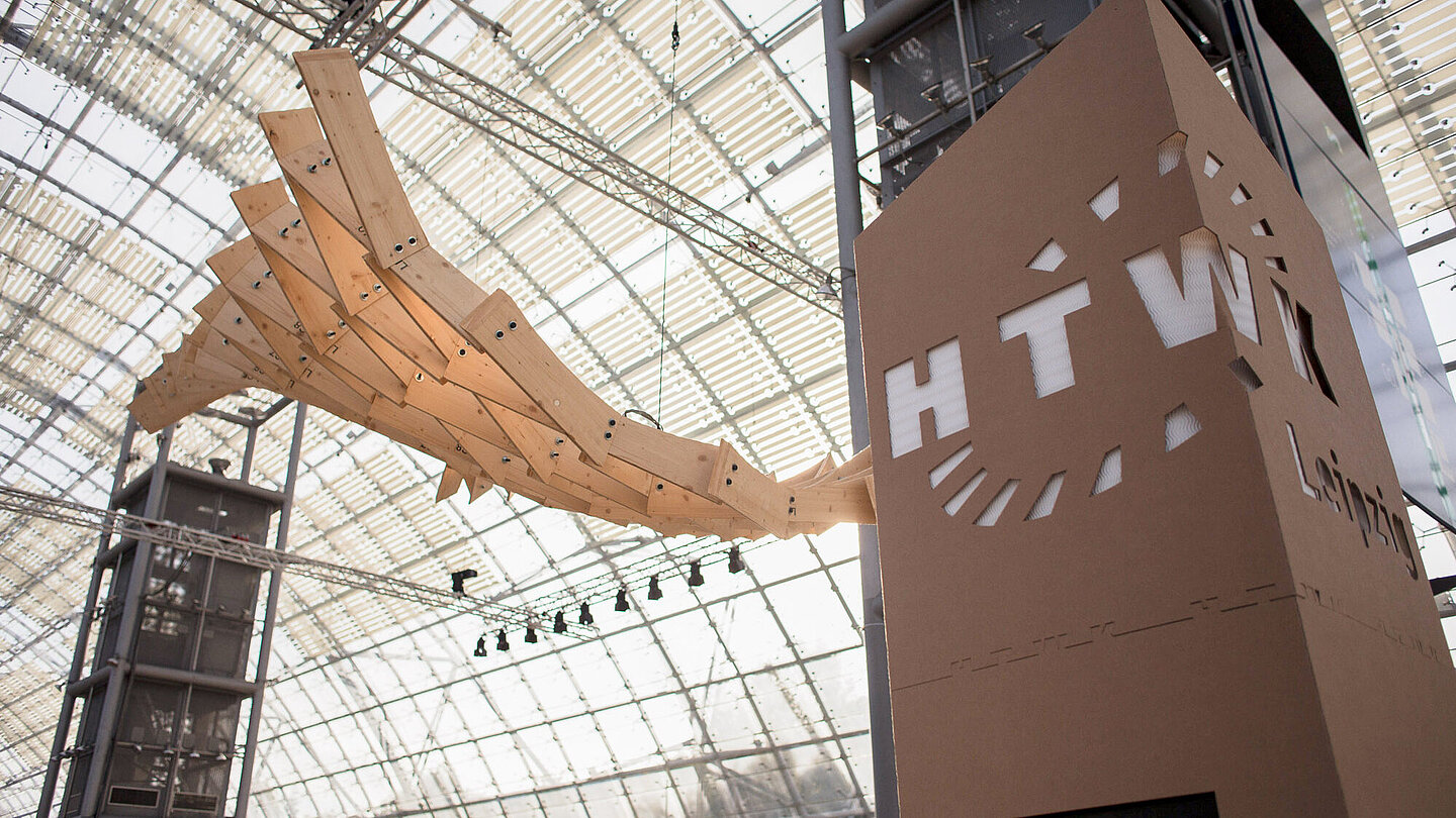 Architekten und Verpackungsingenieure der HTWK Leipzig gestalteten für die Design-Messe einen gemeinsamen Messestand. Highlight war die „ZoLinkR.Wave“ eine futuristische Brettrippenkonstruktion der FLEX-Forschungsgruppe.