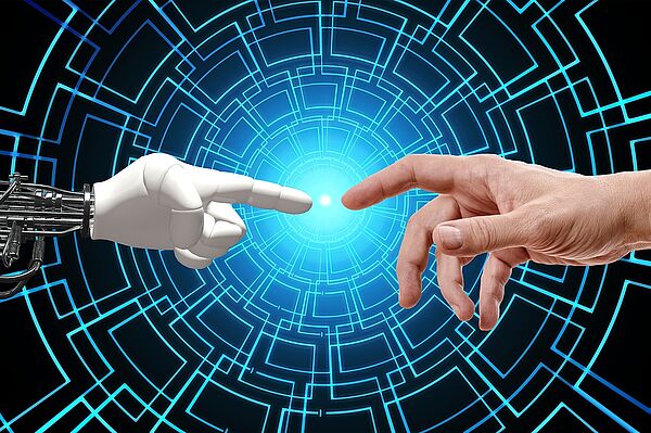 Roboterhand und Menschenhand berühren sich fast