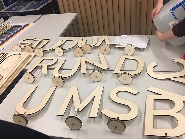 Der Gemeinschaftsstand „Studium rund ums Buch“ (hier noch in Vorbereitung) weist studieninteressierten Buchfans Wege zum passenden Studiengang. (Foto: Ecaterina Sporis/HTWK Leipzig)