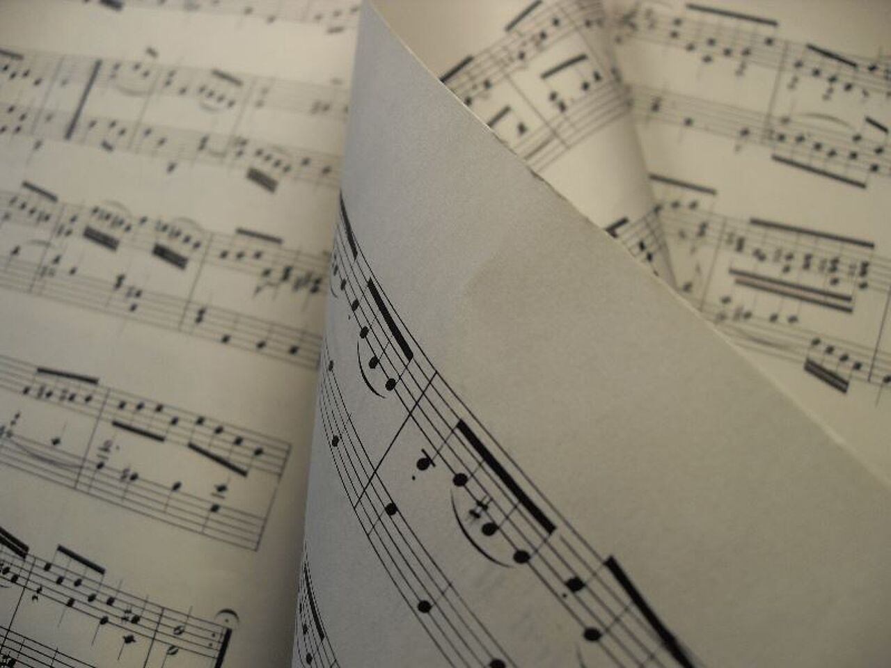 Musik an der HTWK Leipzig Notenbätter die gerade umgeschlagen werden.