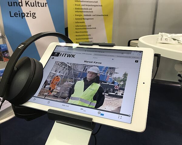 Messestand der HTWK Leipzig auf Bildungsmessen - interaktiv gut informiert Messestand mit Tablet und Kopfhörer