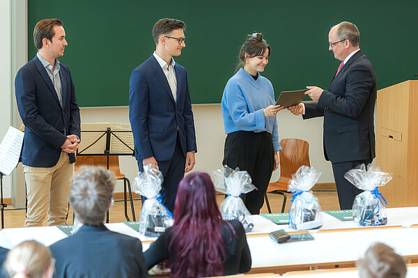 Rektor Prof. Dr. Mietzner übergibt den Preis an Preisträgerin Michelle Berger. (Foto: Swen Reichhold/HTWK Leipzig)