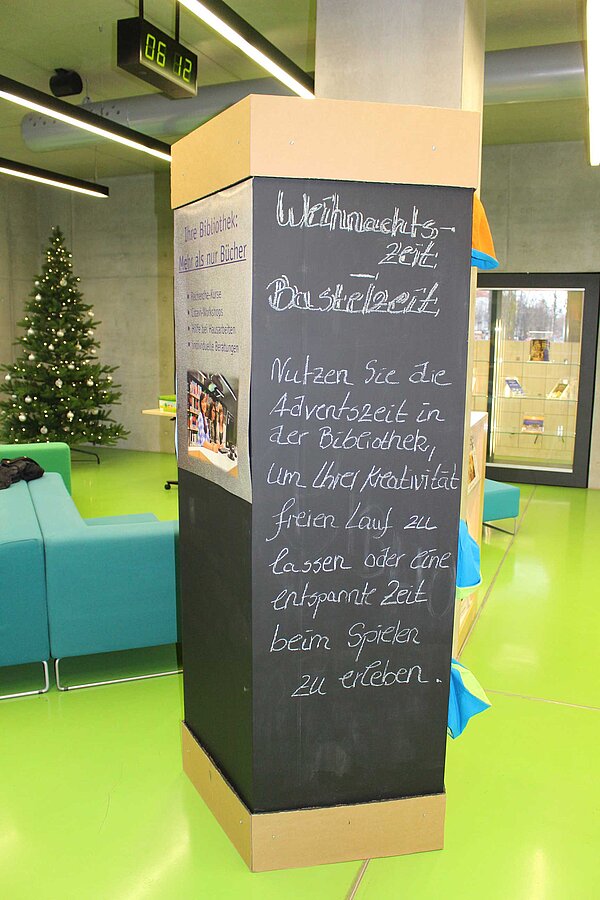Litfaßsäule mit Hinweis auf Weihnachtsbastelei.
