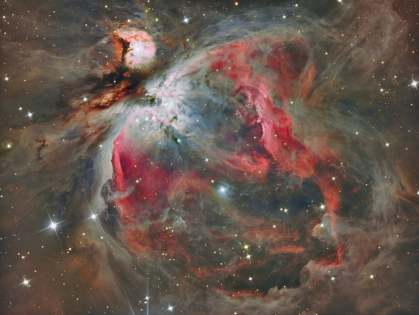 Orionnebel bei Langzeitbelichtung (Foto: Dietmar Telschow) Zu sehen ist der Orion-Nebel in bunten Farbtönen und umgeben von Sternen.