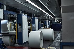 Riesige Papierrollen liegen auf dem Boden der LVZ-Druckerei für den Papierwechsel