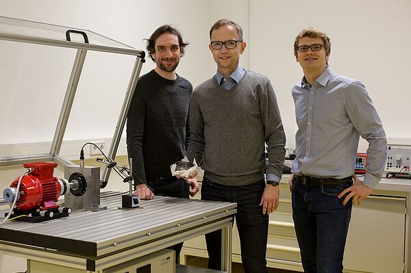 Prof. Mathias Rudolph und seine Projektmitarbeiter Julian Hofbauer und Maik Wolf am Messtechnik-Versuchsstand.