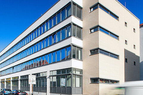 Föppl-Bau (Foto: HTWK Leipzig) Seitliche Ansicht des Föppl-Baus der HTWK Leipzig