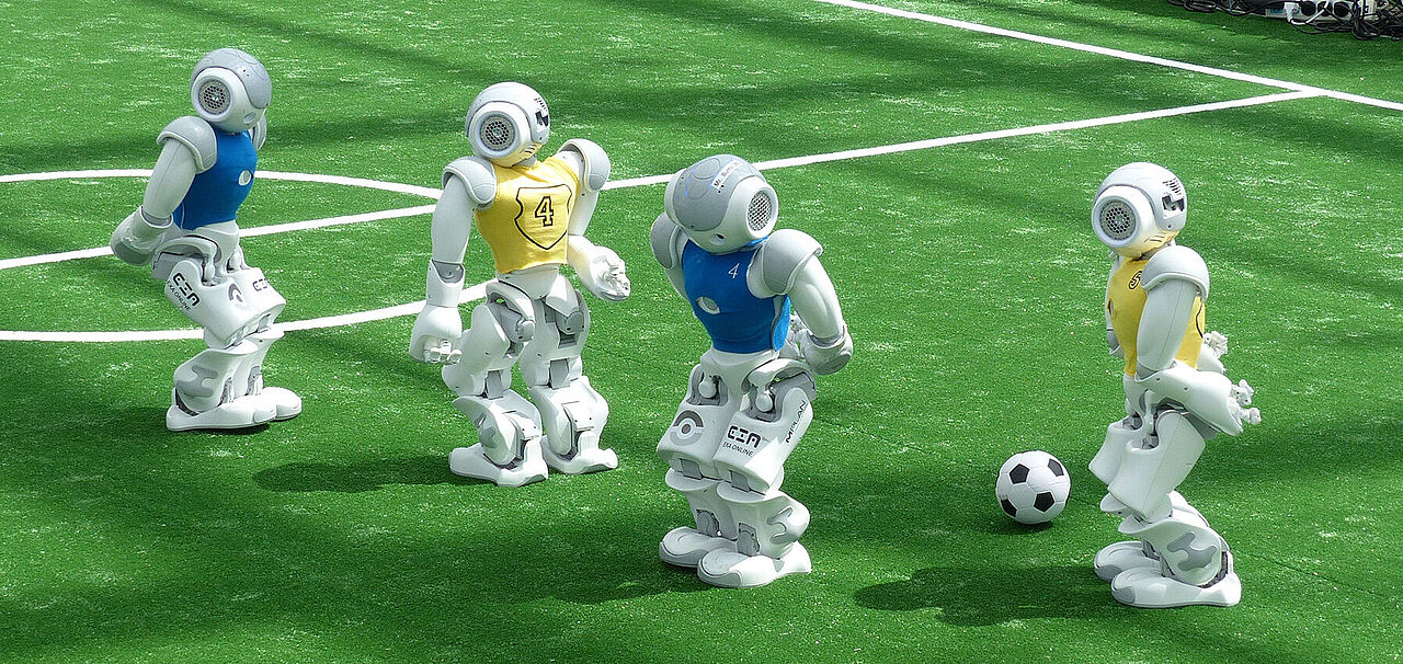 Four roboters play football
