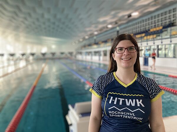 Anne-Sophie Brühl steht in der Schwimmhalle, im Hintergrund sind die Bahnen zu sehen(Foto: Claudia Kramer)