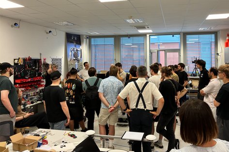 Raum mit vielen Studierenden