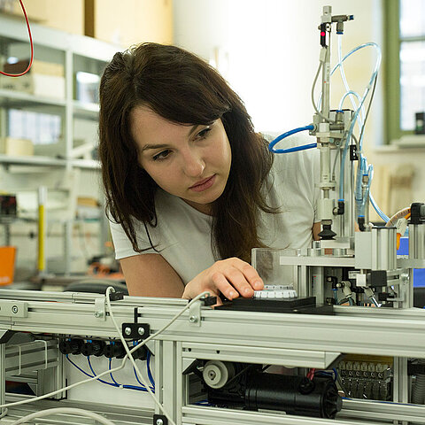 Studiengang Elektro- und Informationstechnik Bachelor kooperativ Symbolbild Studiengang Elektro- und Informationstechnik Bachelor kooperativ