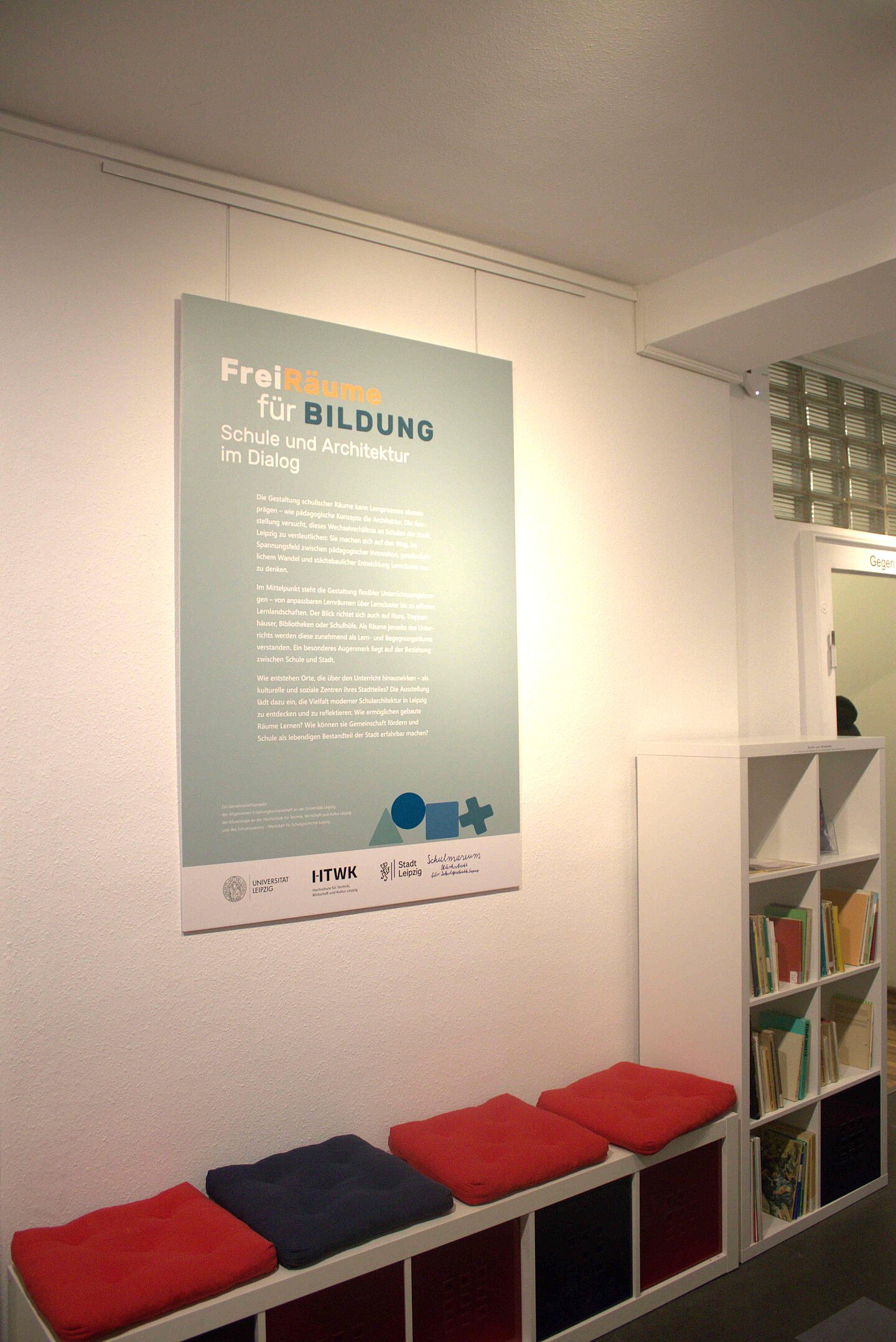 Blick in die aktuelle Ausstellung, die von Studierenden der Universität und der HTWK (Studiengang Museologie) gemeinsam mit dem Schulmuseum entwickelt wurde. (Foto: Lara Mainzer/HTWK Leipzig) Sitzbank unter einem Plakat als Teil einer Ausstellung