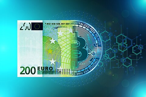 Rechtsfragen des digitalen Euro Eurobanknote verschmilzt mit Bitcoin-Symbol auf digitalem, blauem Hintergrund