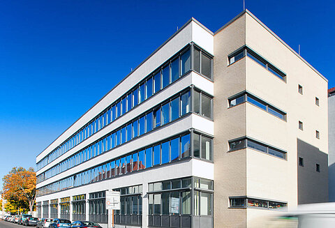 Außenansicht des Föppl-Baus bei Mittag.