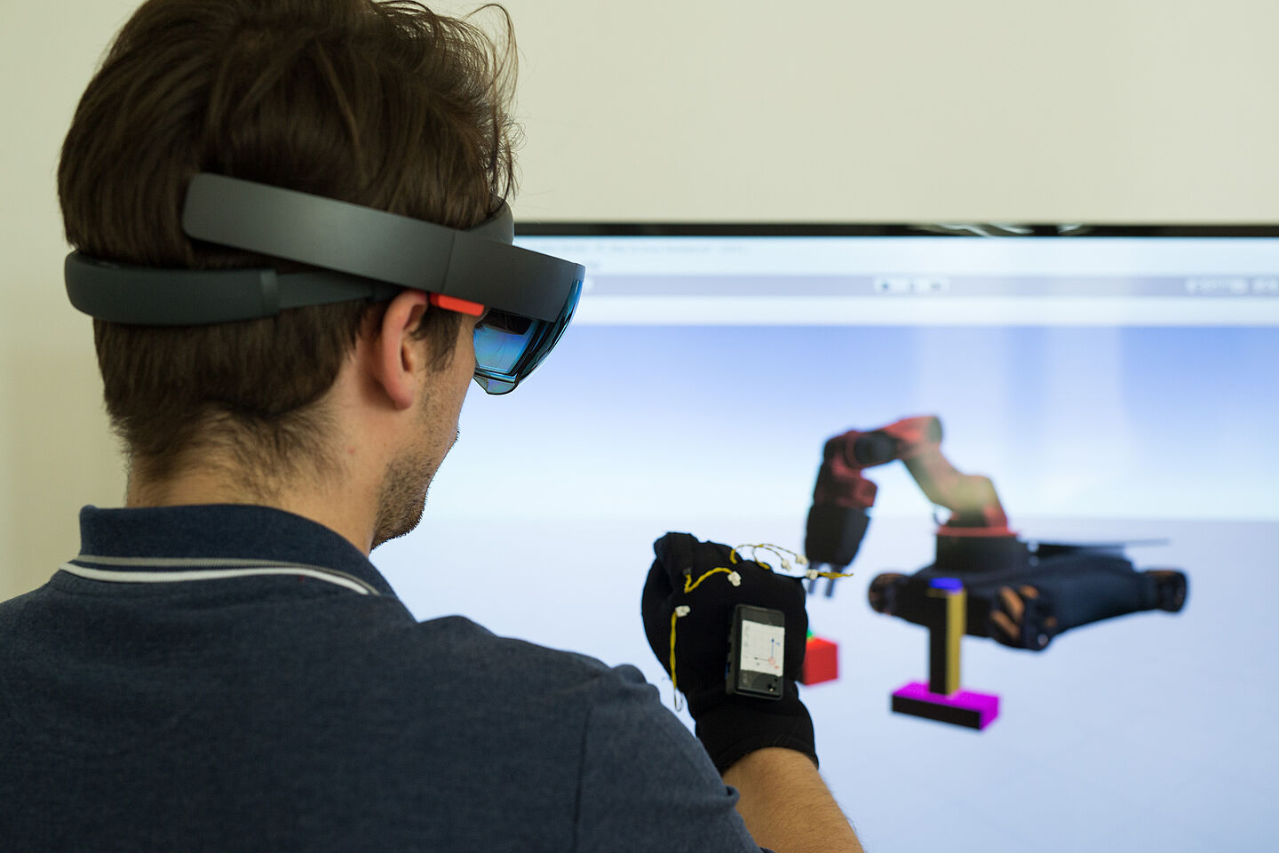 17. AALE-Konferenz (Foto: Lara Müller/HTWK Leipzig) Ein Mann steuert einen Roboter mithilfe einer Augmented-Reality-Brille