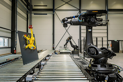 Ein Roboterarm, der in industrieller Umgebung arbeitet