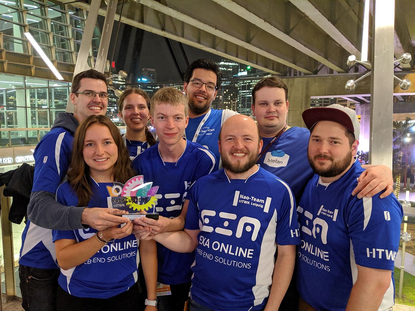 Die frischgebackenen Vizeweltmeister 2019. (Foto: Nao Team HTWK) Die frischgebackenen Vizeweltmeister 2019. (Foto: Nao Team HTWK)