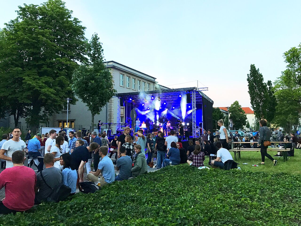 Fernaufnahme des Fakultätsfests auf dem HTWK Gelände mit Bühne und Studierenden.