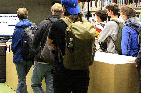 Erstsemester bei einer Führung durch die Bibliothek