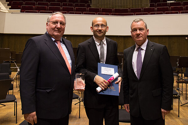 Dr. Markus Schmidt mit Professor Winfried Pinninghoff, Vorsitzender des Kuratoriums der Stiftung HTWK, und Dr. Joachim Wicke, Vorstandsvorsitzender der Stiftung HTWK (rechts), bei der Preisverleihung am 6. Oktober 2014 im Gewandhaus zu Leipzig
