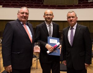 Preisträger Dr. Markus Schmidt mit Professor Winfried Pinninghoff, Vorsitzender des Kuratoriums der Stiftung HTWK und Dr. Joachim Wicke, Vorstandsvorsitzender der Stiftung HTWK mit dem Disserationspreis 2014 Dr. Markus Schmidt mit Professor Winfried Pinninghoff, Vorsitzender des Kuratoriums der Stiftung HTWK, und Dr. Joachim Wicke, Vorstandsvorsitzender der Stiftung HTWK (rechts), bei der Preisverleihung am 6. Oktober 2014 im Gewandhaus zu Leipzig