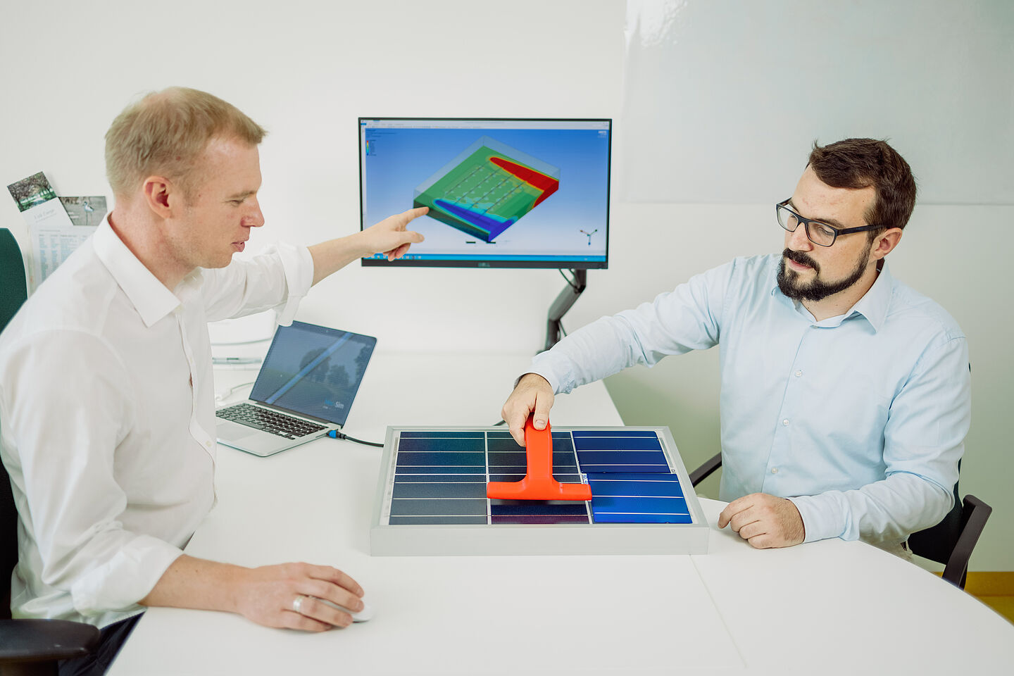 Mit Simulationen berechnen Prof. Stephan Schönfelder (links) und Kjell Nikolaus Bühler von der HTWK Leipzig, wie sich der Stromfluss in Solarzellen bei technischen Defekten verändert (Stephan Flad / HTWK Leipzig) Mit Simulationen berechnen Prof. Stephan Schönfelder (links) und Kjell Nikolaus Bühler von der HTWK Leipzig, wie sich der Stromfluss in Solarzellen bei technischen Defekten verändert (Stephan Flad / HTWK Leipzig)