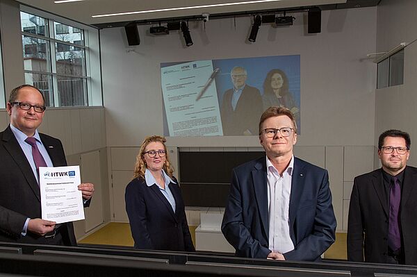 HTWK-Rektor Prof. Mark Mietzner, HTWK-Kanzlerin Prof. Swantje Rother, Wissenschaftlicher FTZ-Direktor Prof. Tilo Heimbold und Geschäftsführender FTZ-Direktor Dirk Lippik (v.l.n.r.) mit dem neuen Kooperationsvertrag zwischen HTWK Leipzig, FTZ und UFZ. Im Hintergrund: Wissenschaftlicher UFZ-Geschäftsführer Prof. Georg Teutsch und Administrative UFZ-Geschäftsführerin Dr. Sabine König (Foto: Maximilian Johnson/HTWK Leipzig)