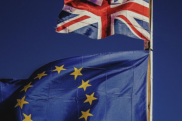 UK-Flagge und EU-Flagge 