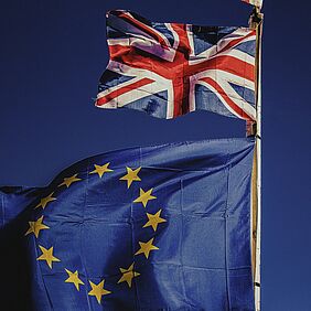 UK-Flagge und EU-Flagge 